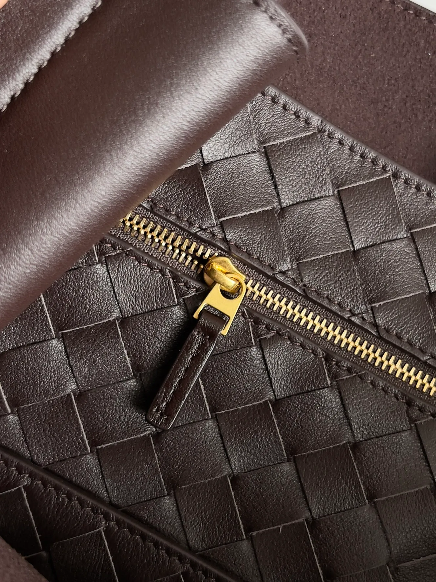 Batch 2960 BV The all-leather Andiamo is new, a very casual splayed buckle bag, which also means that its weight is very light, which greatly reduces our burden when going out for shopping. It can be carried cross-body, hand-held, or carried under the armpit. Taking into account the different backpacking habits of people, the simple design brings us more inspiration. Matched with various keychains and dolls, it will become the finishing touch in the outfit. Medieval style and modern style can also be perfectly blended🫧🫧 Style number: 806010 Size: 42*35*18cm